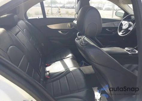 2016 Mercedes-Benz C 300 4Matic z USA, uszkodzony, nr VIN 55SWF4KB7GU100119